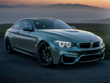 BMW M4のカスタム施工例。迫力あるワイドボディと低車高で仕上げたスタイル。